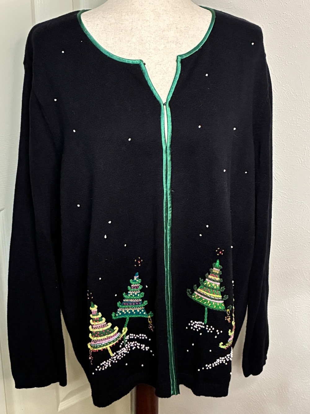 TALBOTS Christmas Sweater Size 2X black w/appliqués sequins. Hook & Eye